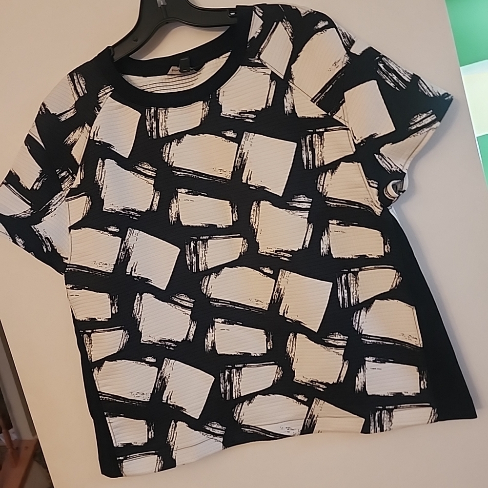 J CREW Abstract Black and White Short Sleeve Top - Picture 2 of 6